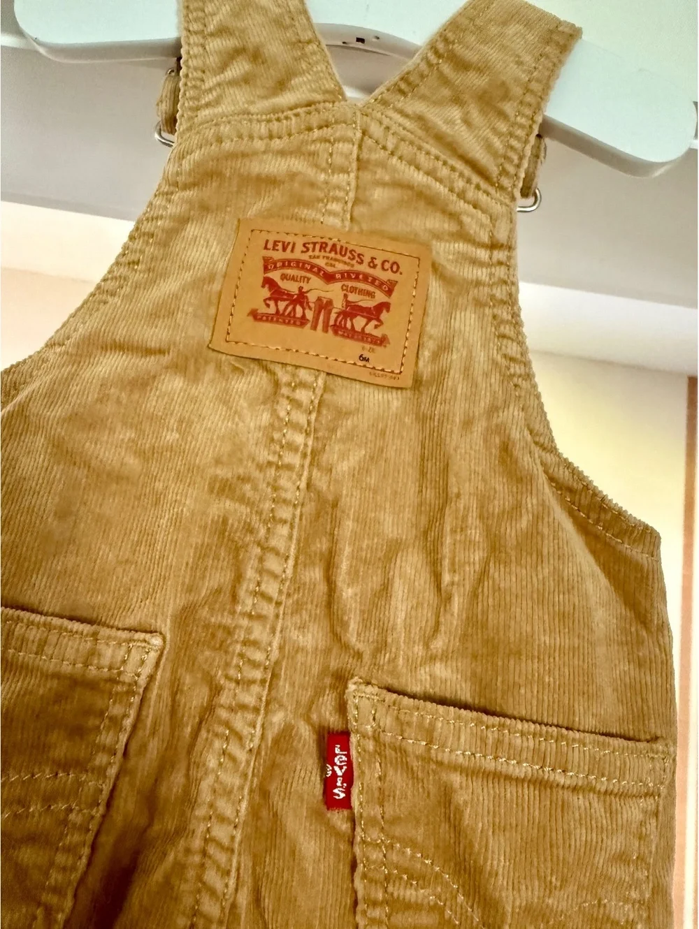Levis adorable tan